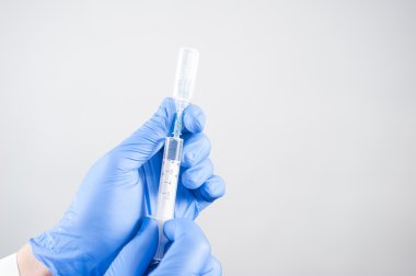 bir iğne ile şırınga, sıvı ile şırınga,