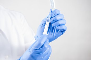 bir iğne ile şırınga, sıvı ile şırınga,