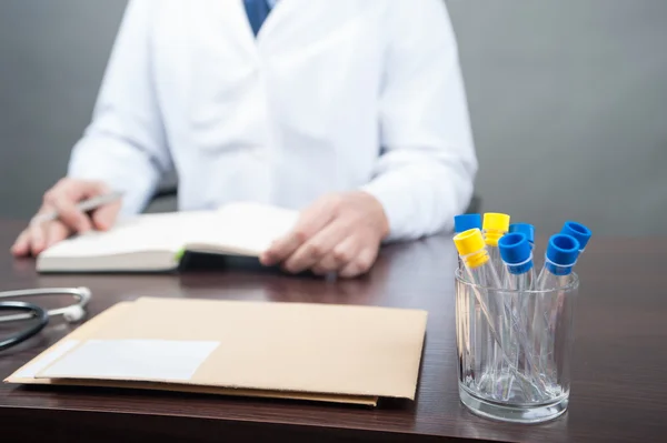 Reagenzgläser auf dem Schreibtisch, leeres Reagenzglas, — Stockfoto