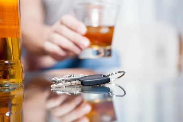 Car keys and alcohol / car keys on the glass table — Stock Photo, Image