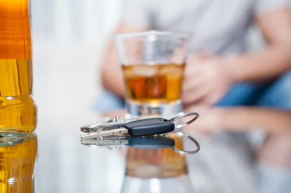 자동차 키와 알코올 / 자동차 유리 테이블에 키 — 스톡 사진