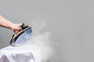 adam beyaz gömlek ütüler,