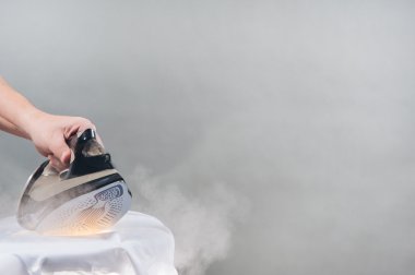 adam beyaz gömlek ütüler,