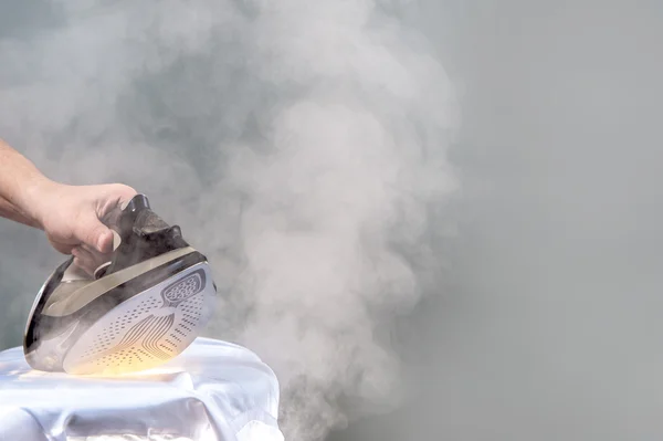 adam beyaz gömlek ütüler,