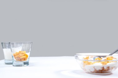 sağlıklı kahvaltı Mısır gevreği ve yoğurt