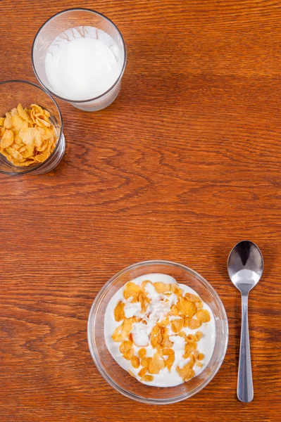 Healthy breakfast of cornflakes and yogurt — Stock Photo, Image