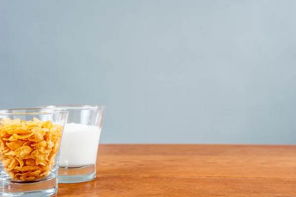 Café da manhã saudável de flocos de milho e iogurte — Fotografia de Stock