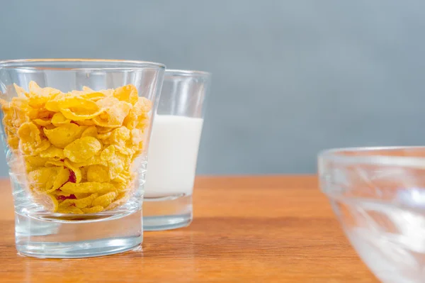 Здоровый завтрак из кукурузных хлопьев и йогурта — стоковое фото