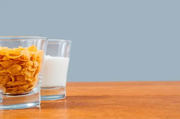 Café da manhã saudável de flocos de milho e iogurte — Fotografia de Stock