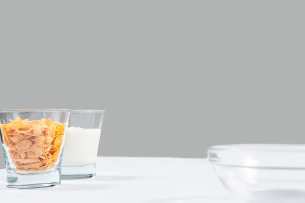 Здоровый завтрак из кукурузных хлопьев и йогурта — стоковое фото