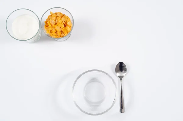 Petit déjeuner sain de flocons de maïs et de yaourt — Photo