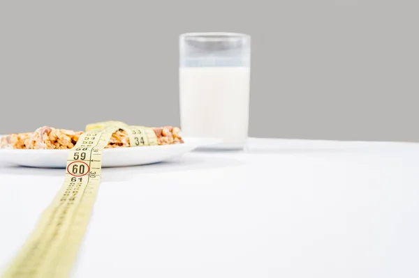 Café da manhã saudável de leite e barra de cereais — Fotografia de Stock