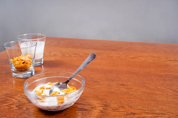 Healthy breakfast of cornflakes and yogurt — Stock Photo, Image