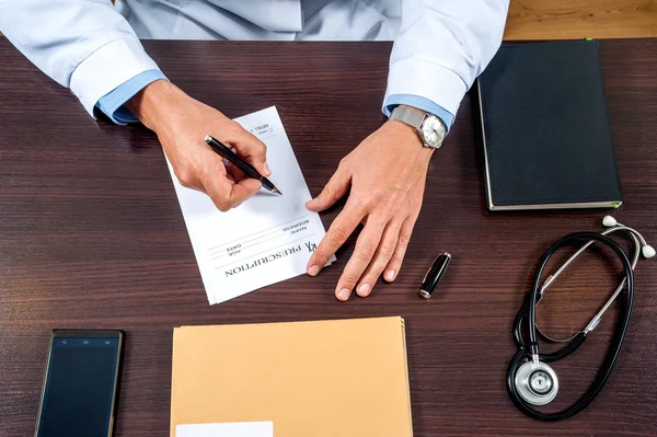 Doutor, escritório, prescrição — Fotografia de Stock