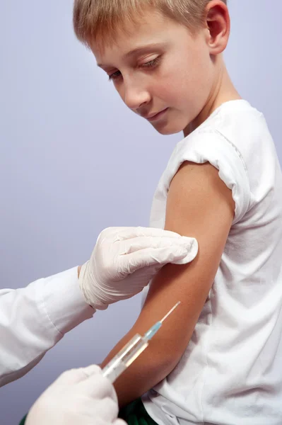 Injection pour un jeune patient — Photo