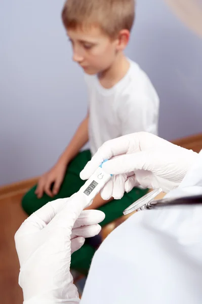 Mesure de la température chez le médecin — Photo