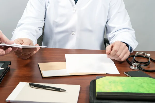 Doctor and cash — Stock Photo, Image