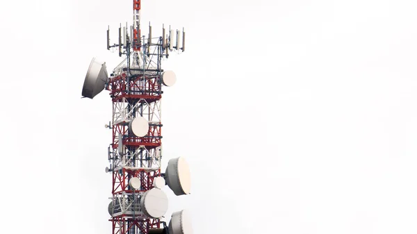 赤と白の放射塔背景に隔離されたマストラジエーター通信 — ストック写真