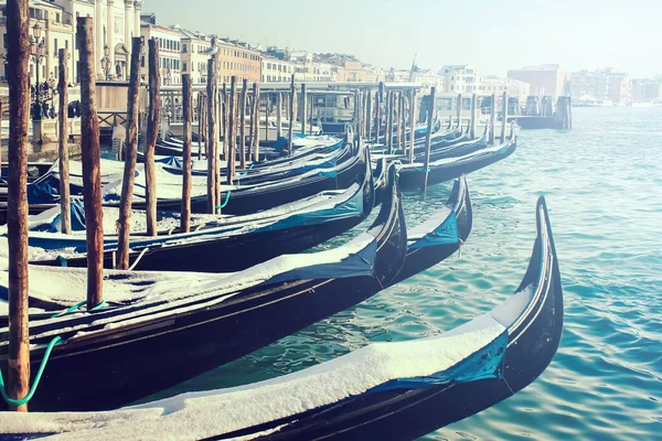 Gondoly Sněhem Benátkách Gondola Tradiční Benátská Veslice Plochým Dnem — Stock fotografie