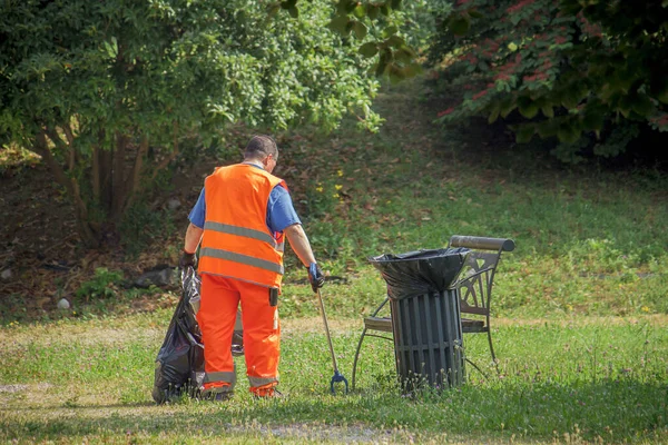 Homem Lixo Trabalhar Parque Varredor Apanhar Lixo Perto Caixote — Fotografia de Stock