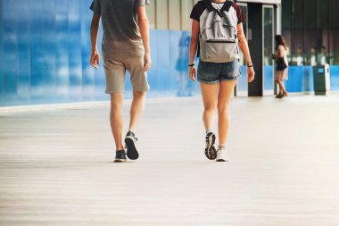 Erkek ve kız yürüme arka planı, görüntünün altına boşluk kopyala (bu sürümün yüksek bir karşıtlık seviyesi var)