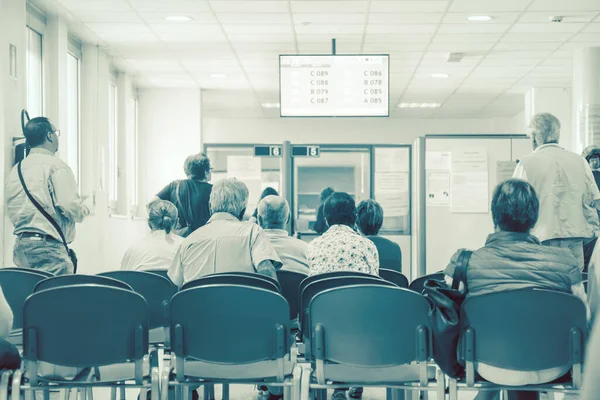 Ludzie Czekający Swoją Kolej Tło Obrazu Poczekalni Szpitala Niezidentyfikowane Osoby Zdjęcie Stockowe