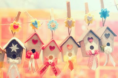 Güzel el yapımı küçük evler, renkli ve tüylü nesneler.