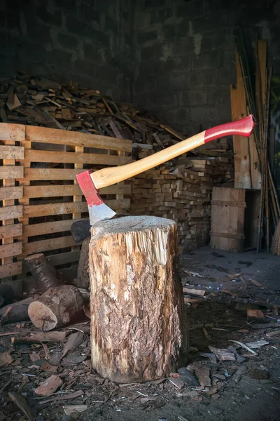 木材を切断するために使用される作業ツールのログ上の軸 垂直画像 — ストック写真