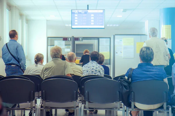 Des Patients Attendent Hôpital Personnes Assises Dans Établissement Santé Images De Stock Libres De Droits