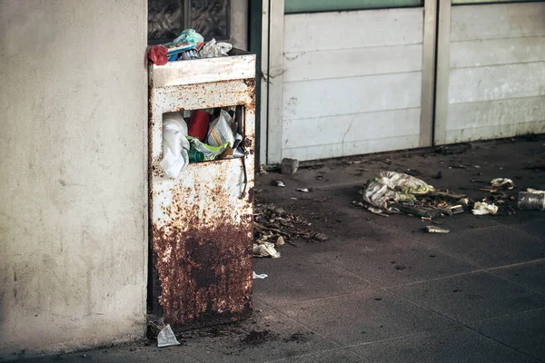 Lixo Urbano Bin Sujo Conceito Poluição — Fotografia de Stock