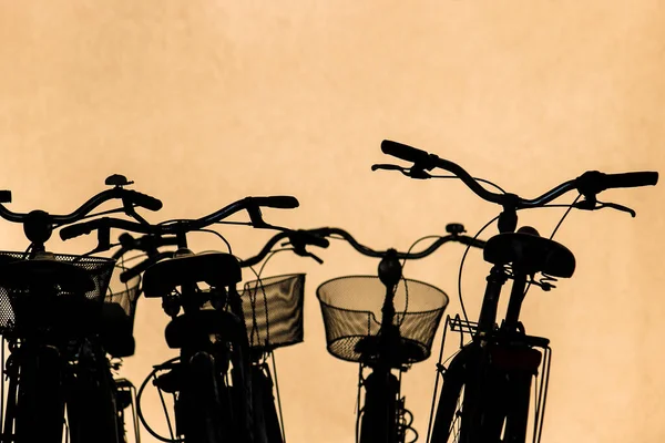 Bicicletas Cidade Estacionadas Silhueta Bicicletas Conceito Transporte Urbano — Fotografia de Stock