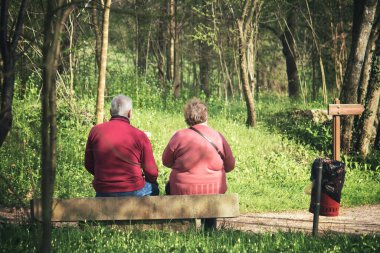 şişman yaşlı bir çift, parktaki karı ve kocanın arka plan görüntüsü
