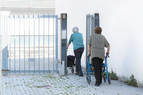 Mulheres Idosas Com Walker Duas Senhoras Seniores Que Atravessam Portão — Fotografia de Stock
