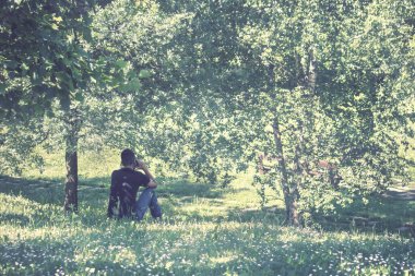 Adam telefonu doğal arkaplanda kullanıyor, resim vintage efekti