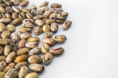 Beyaz arka planda fasulyeler, çiğ yiyecekler.