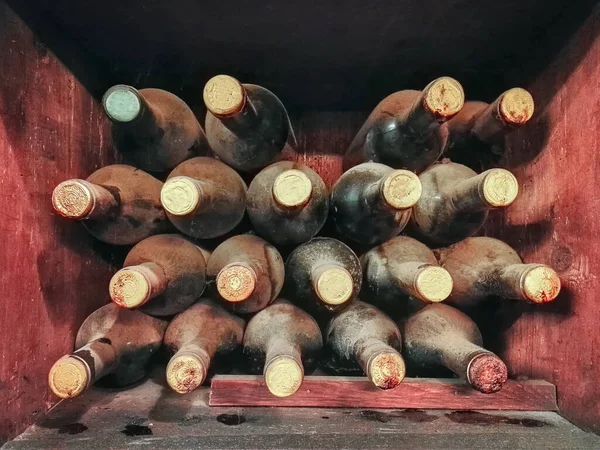 Garrafas Vinho Empoeiradas Uma Adega Vinhos Muito Antigos Encontrados Uma — Fotografia de Stock