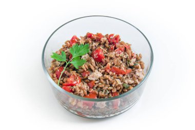 hecelenen salata, ton balığı ve domatesli soğuk yemek.