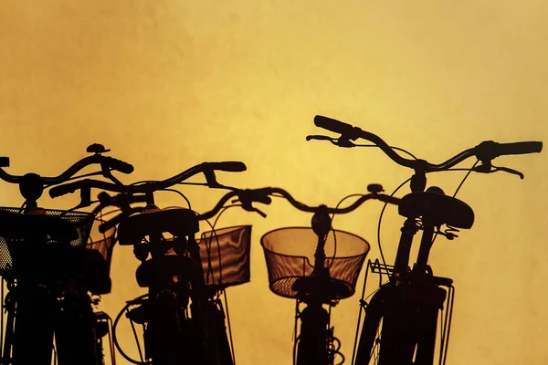 Silhueta Bicicletas Fundo Amarelo Conceito Transporte Cidade Efeito Temperatura Quente — Fotografia de Stock