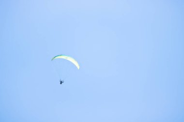 Mavi gökyüzünde yamaç paraşütü. Resimdeki boşluğu kopyala