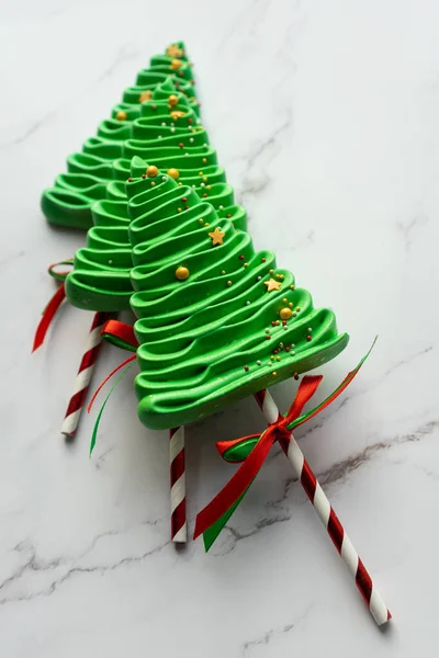 Trois Meringues Sur Fond Marbre Bonbons Noël Bricolage — Photo