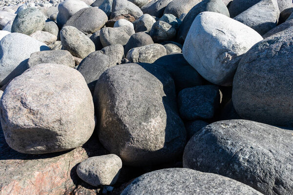 Огромные камни на берегу моря, булыжники. 
