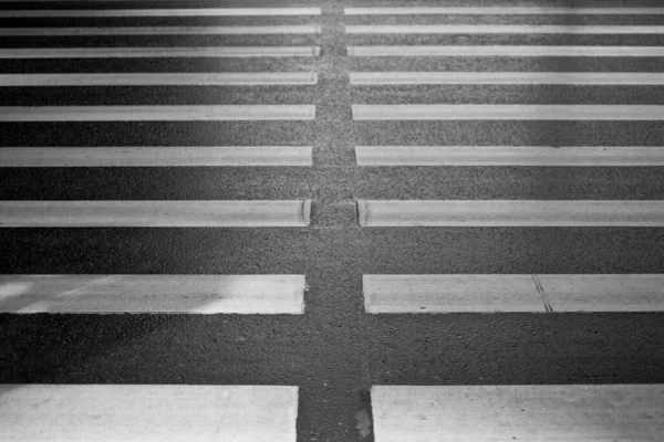 歩行者の交差写真黒と白 — ストック写真