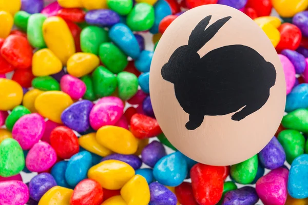 Coniglietto di Pasqua dipinto su uovo — Foto Stock