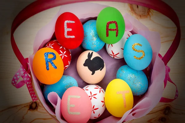 Huevos de Pascua en cesta Imagen de stock