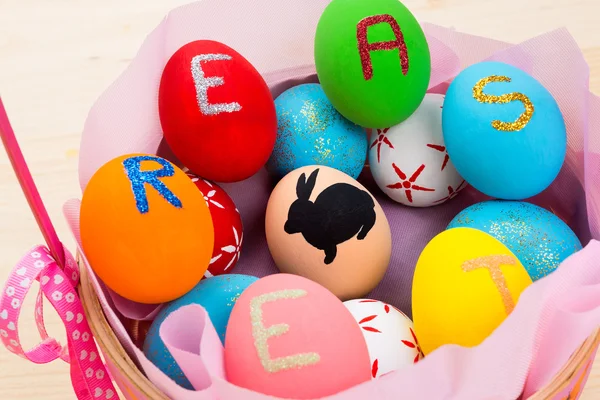 Huevos de Pascua en cesta Fotos de stock