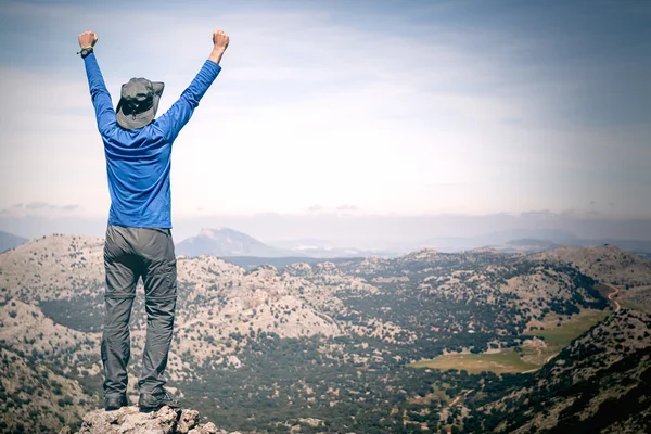 Traveler with arms up on mountain — Stock Photo, Image