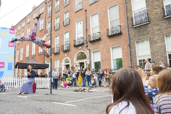 Dublin, Ireland - July 13: Acrobat in the Laya Healthcate City S — Stock Photo, Image
