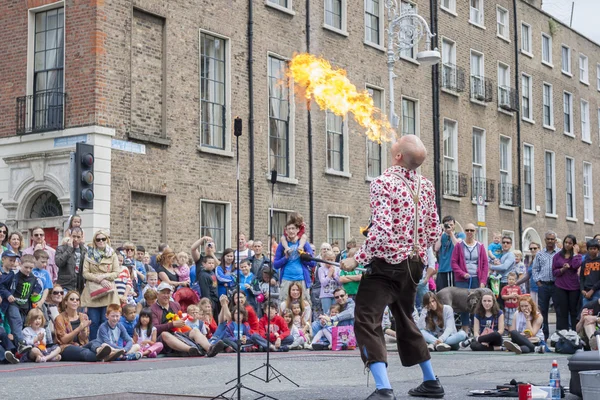 Dublin, Ireland - July 13: Fire-eater in The Laya Healthcate Cit — Stock Photo, Image