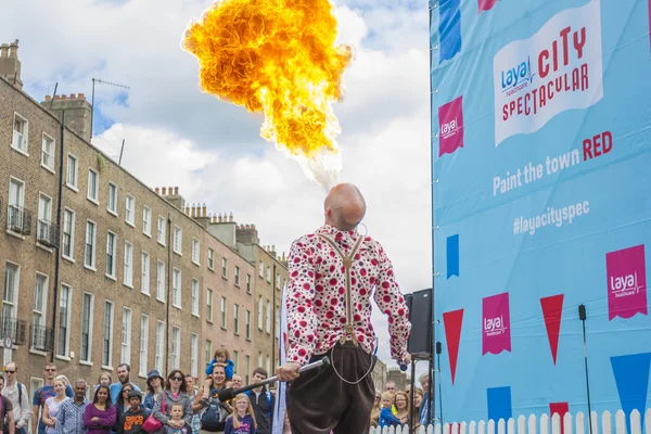 Dublin, Ireland - July 13: Fire-eater in The Laya Healthcate Cit — Stock Photo, Image