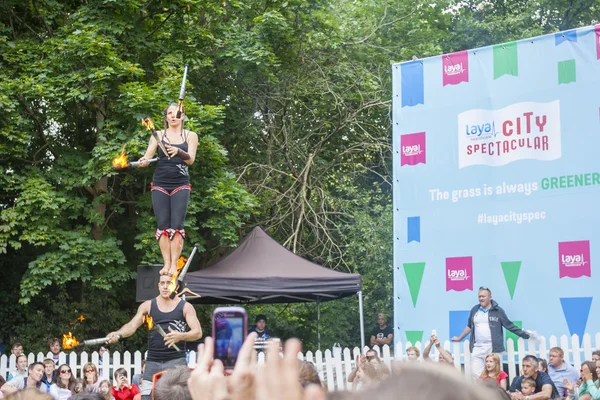 Dublin, Ireland - July 13: Fire Acrobats juggling in the Laya He — Stock Photo, Image